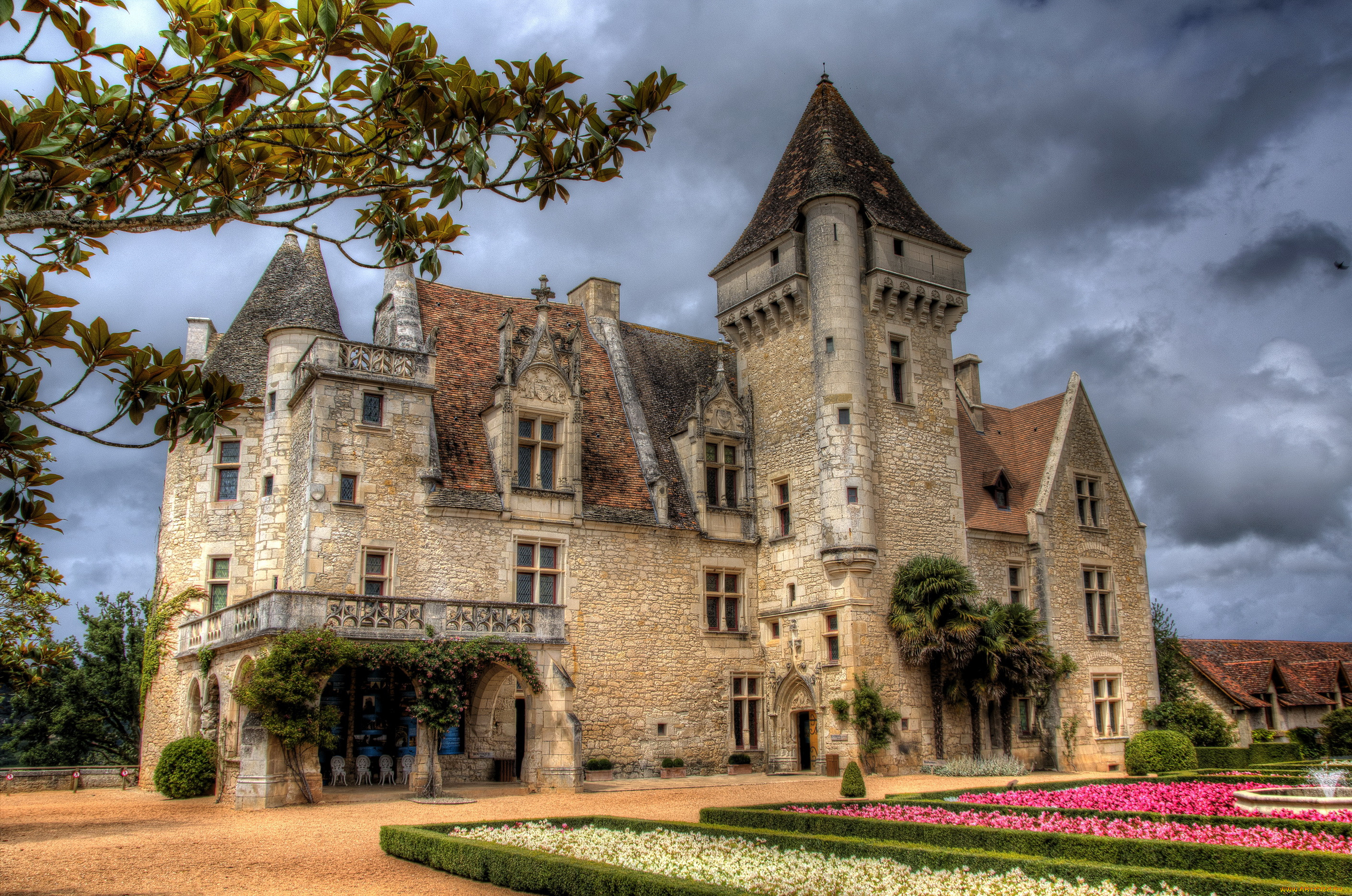 Средневековый замок во франции. Замок Веррери Франция. Замок Шато Франция. Замок Шато Миландес Франция планировка. Де Монтелу Франция замок.